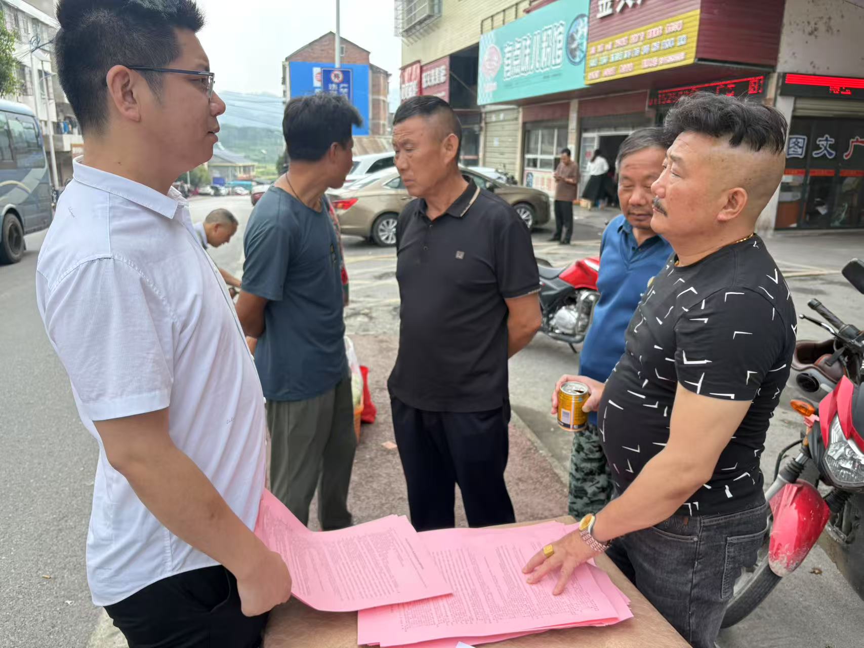 中方县农村经营服务站开展土地承包法律宣传活动
