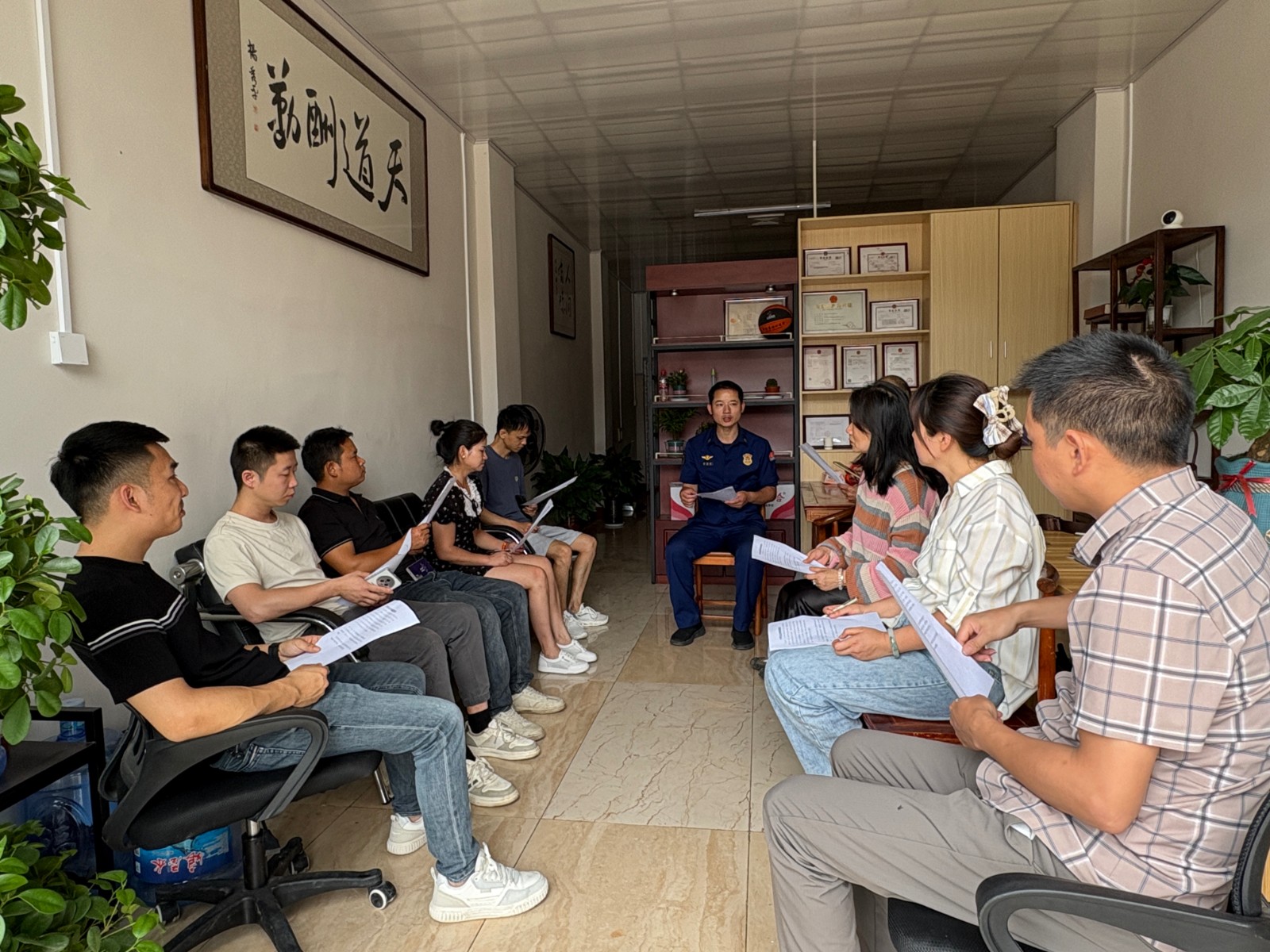 中方县消防救援大队召开商业步行街房东及入驻单位明确共用消防设施管理职责会议