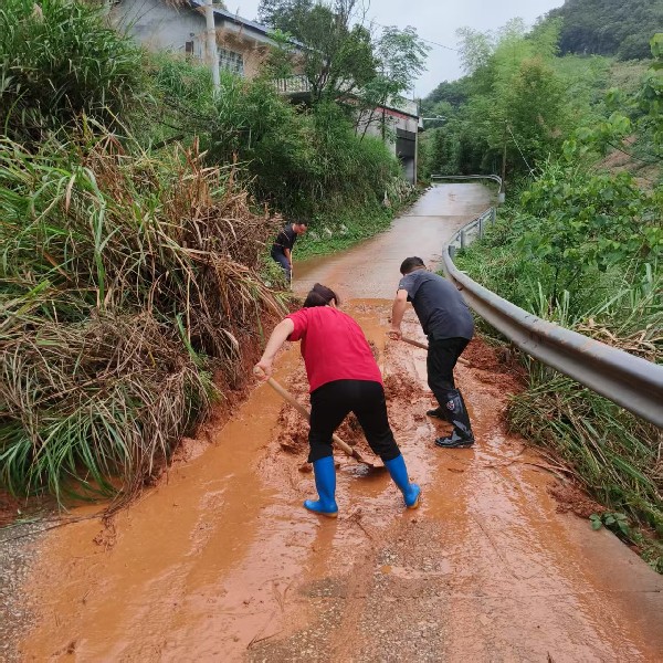 “汛”线直击|中方县桐木镇：汛情就是“集结号”，风雨无阻保通途