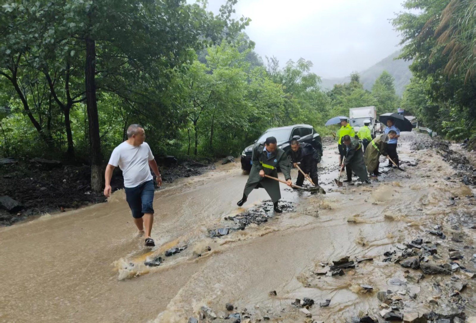 “汛”线直击|中方县新建镇：“山洪”阻路 多部门联动抢险保交通畅通