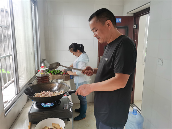 “汛”线直击｜桐木镇防汛一线：干群同心护安澜 点滴行动暖民心
