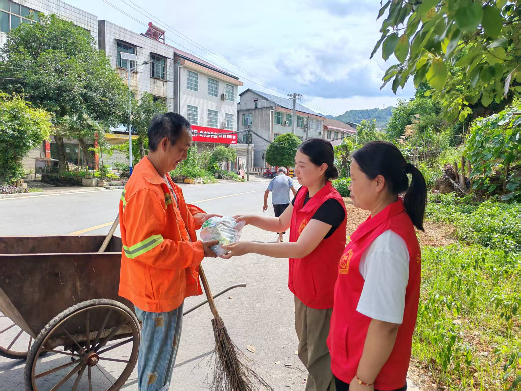 中方县中方镇城南社区：七月送清凉，情暖环卫工