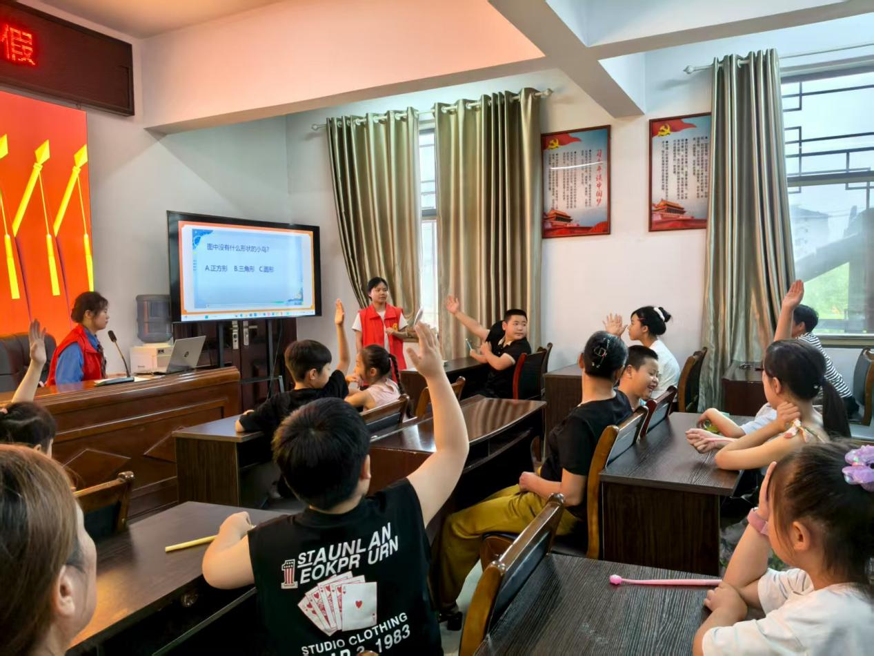 中方县泸阳镇：织密关爱网 童心绽放暑期新精彩