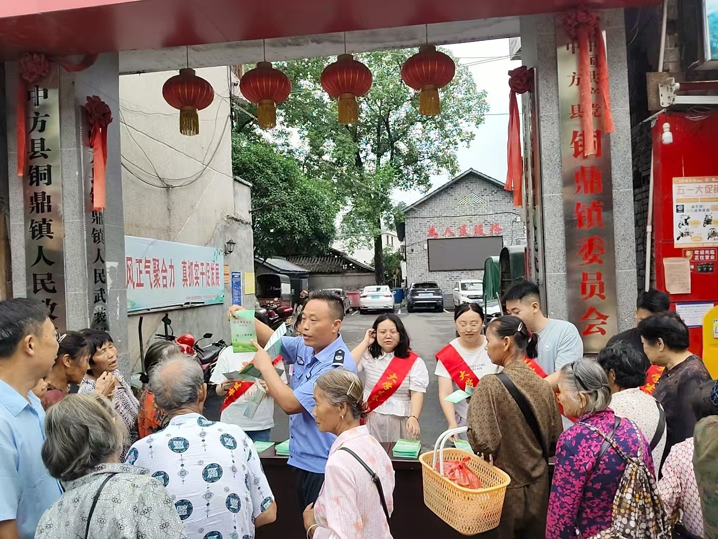 铜鼎司法所开展“大学生送法下乡”活动