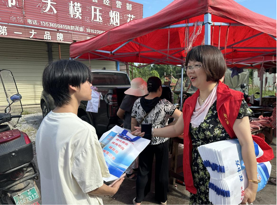 中方县中方镇民政社工站：就业宣传“赶大集” 精准服务“零距离”