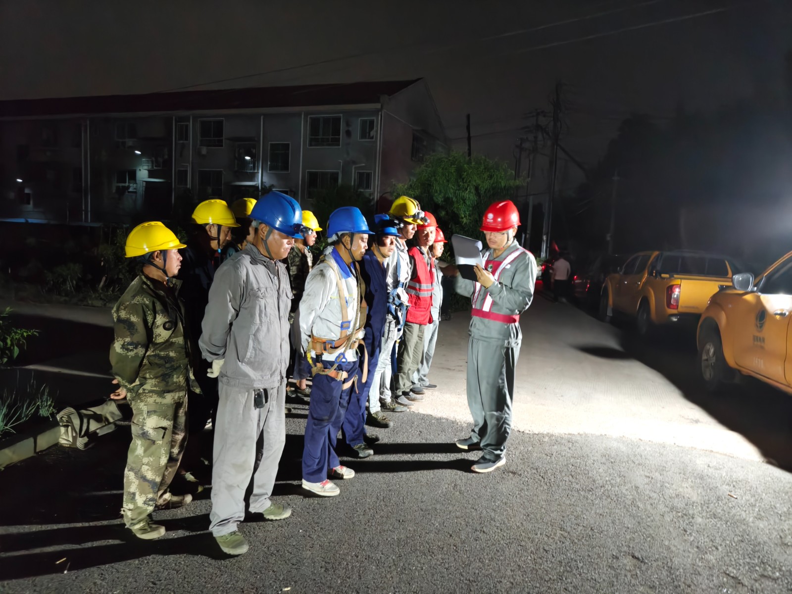 国网中方县供电公司：深夜奋战拆旧忙 “零点作业”护民生