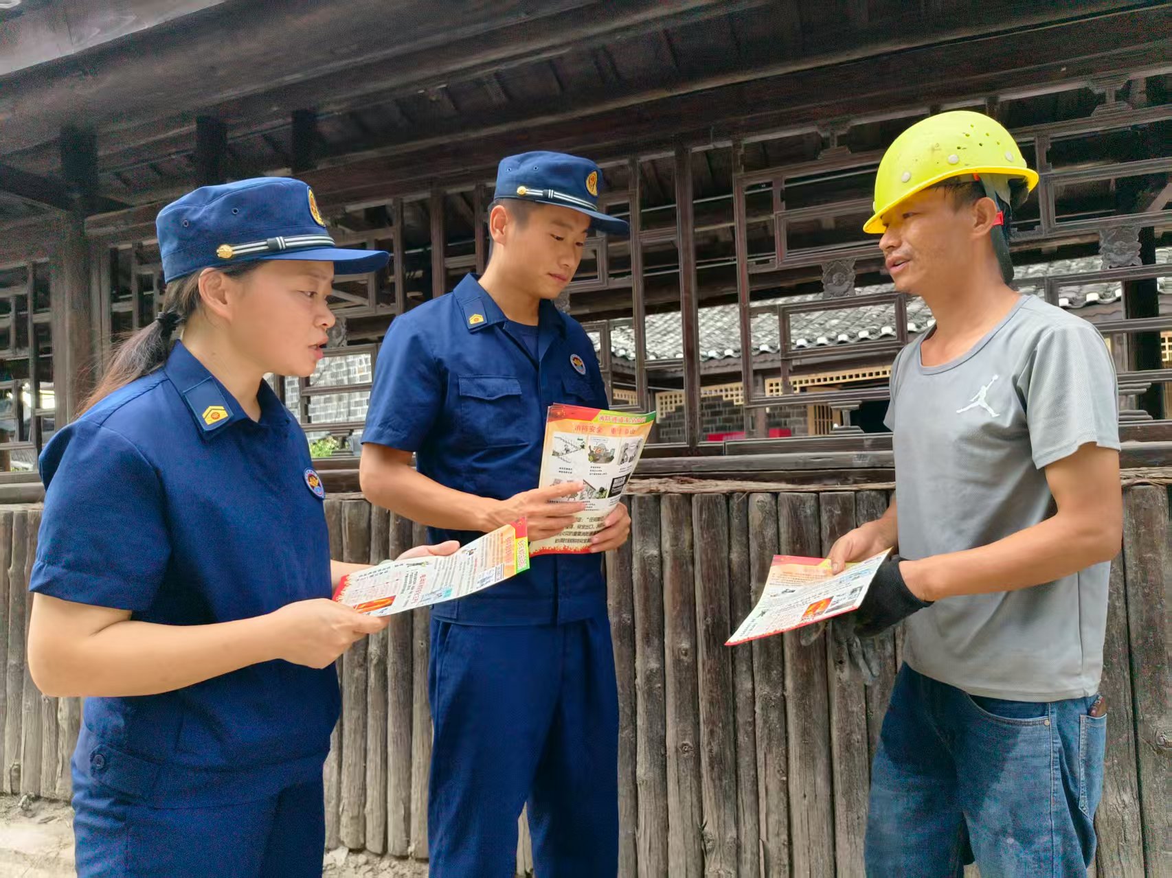 中方县消防救援大队深入旅发大会涉会场所开展消防安全宣传