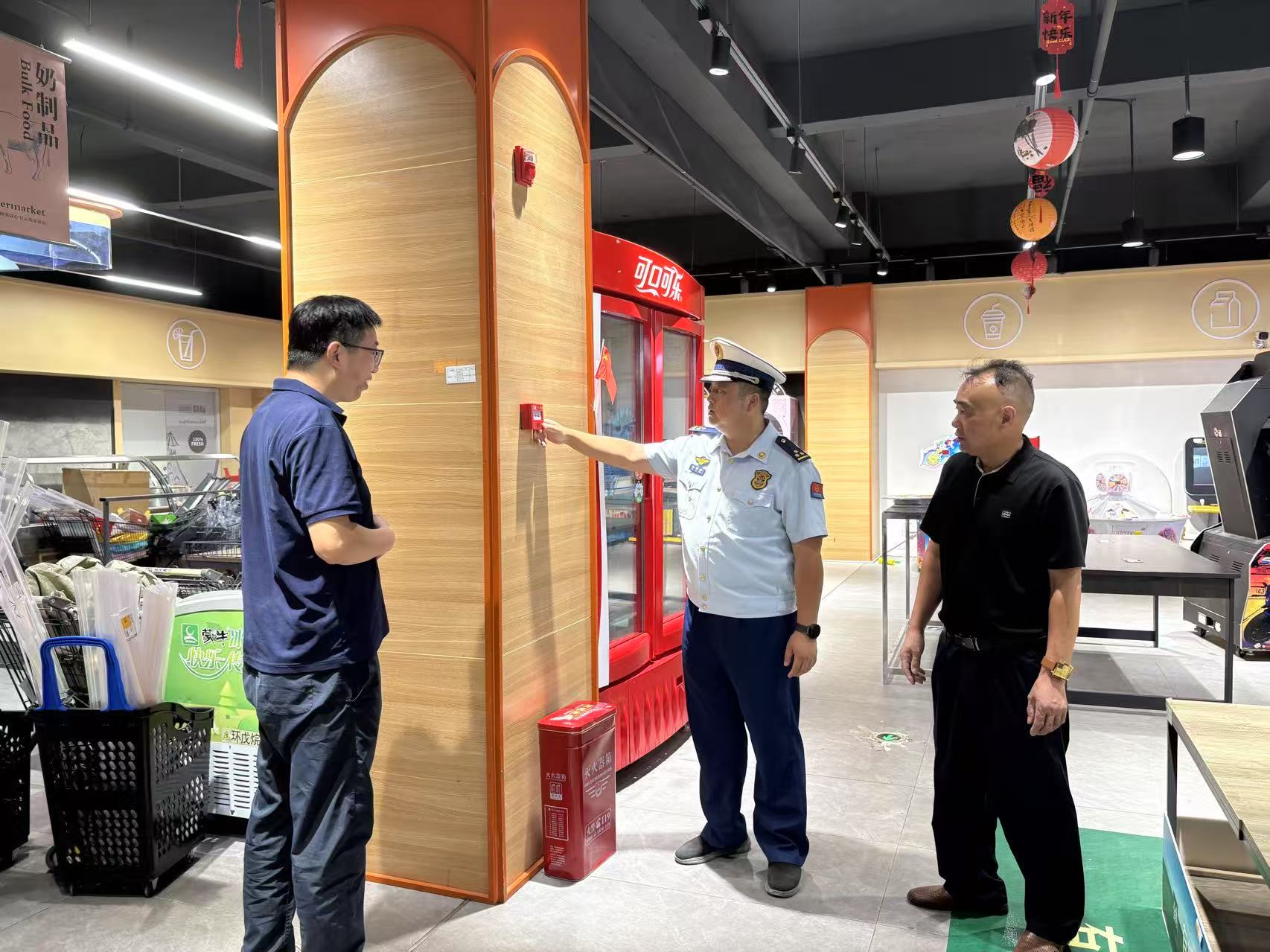 中方县消防救援大队前往辖区超市开展消防安全检查
