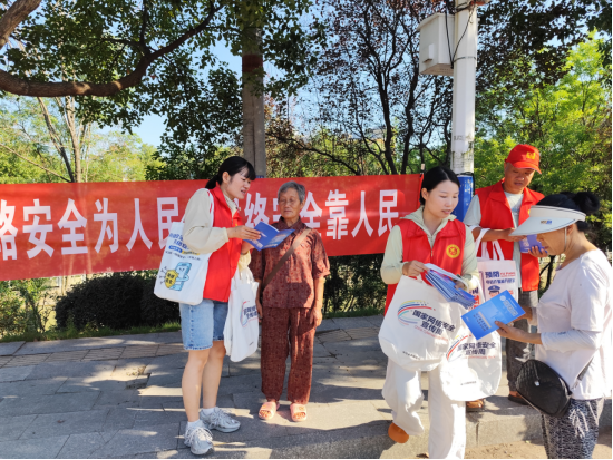 中方县：赶集日里话安全，多部门联合开展网络安全宣传活动