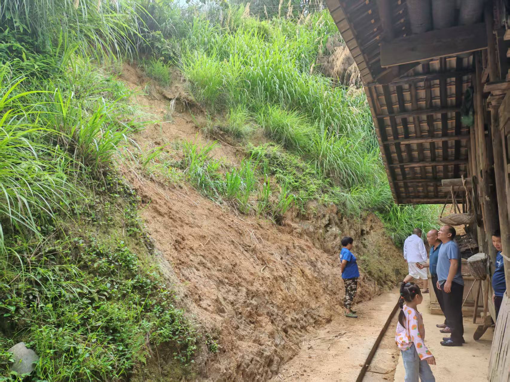 中方县积极开展切坡建房地质灾害隐患调查评估工作