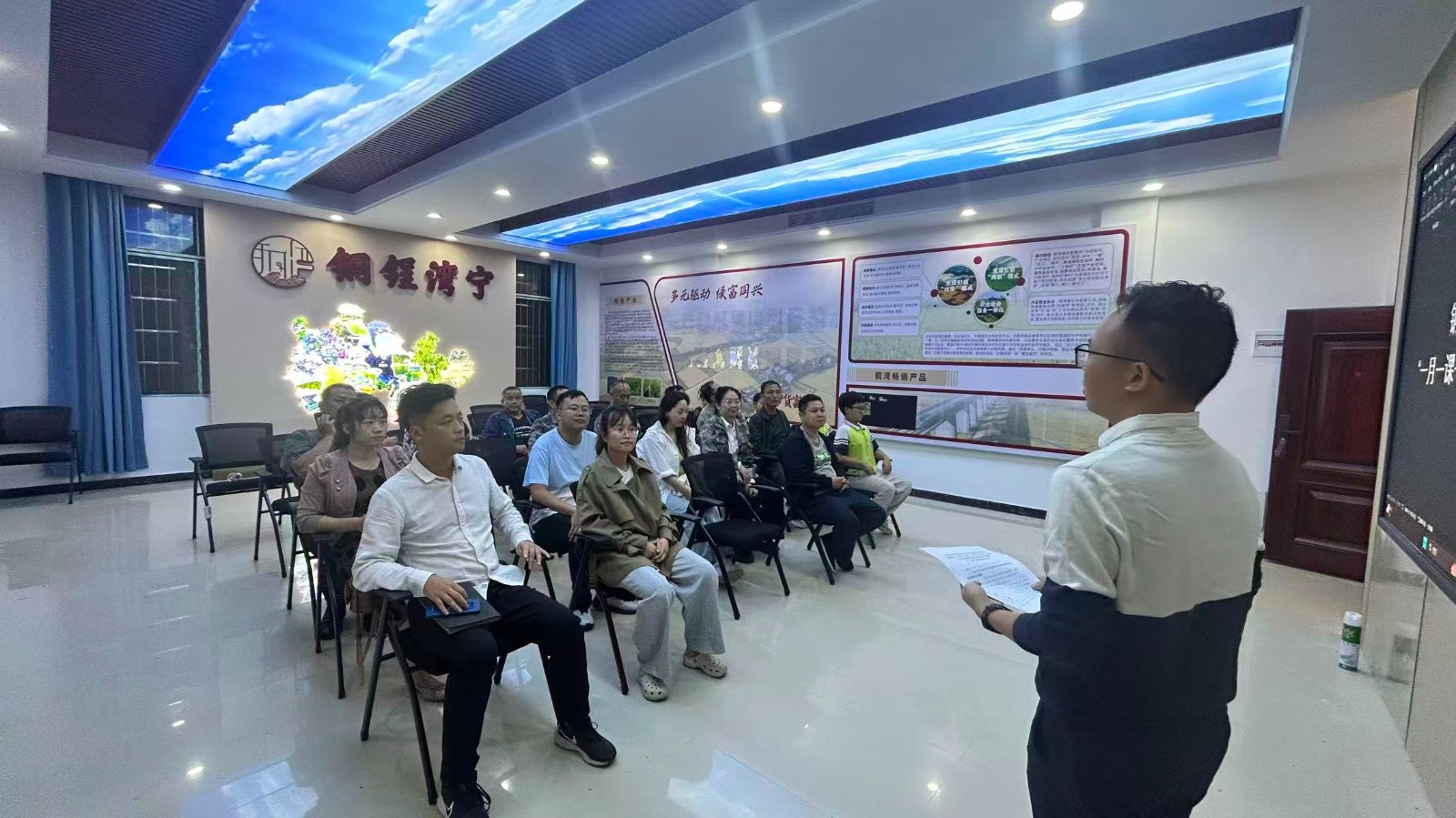 中方县铜湾镇开展“迎双节、忆初心”主题党日活动