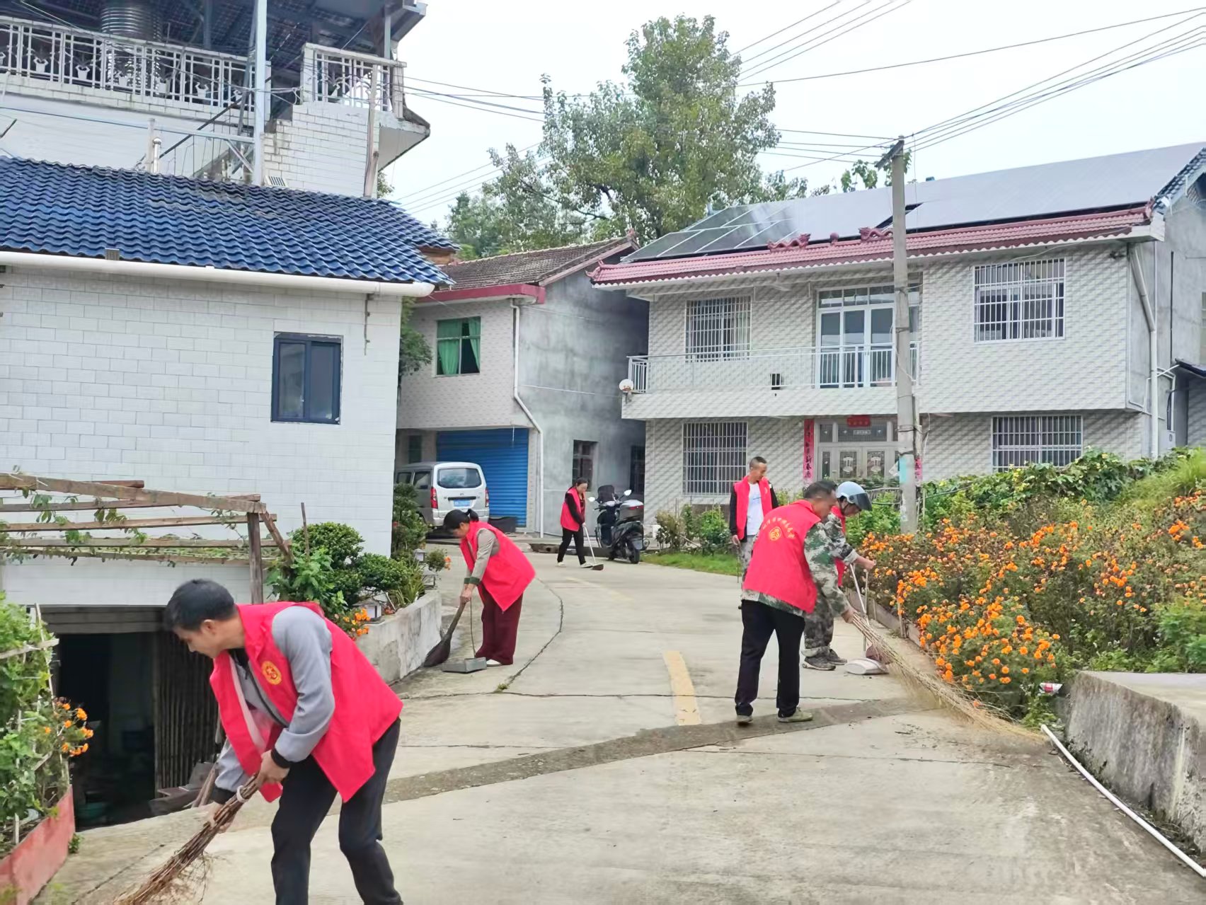 扮靓家园迎双节！中方县铜湾镇开展文明卫生清扫活动