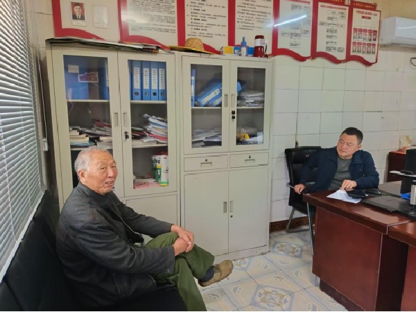 中方县桐木镇：政府干部上门送服务 退役军人年审暖人心