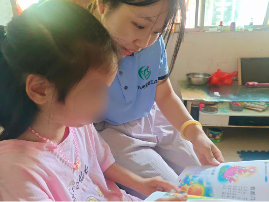 中方县铜湾镇民政社工站开展入户赠书志愿活动