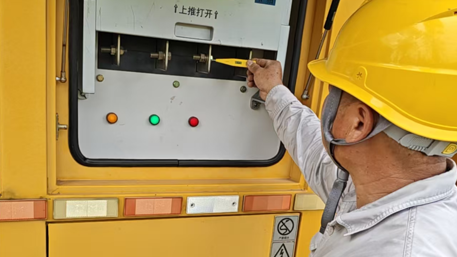 国网中方县供电公司：精心巡检充电站 助力“双节”绿色出行