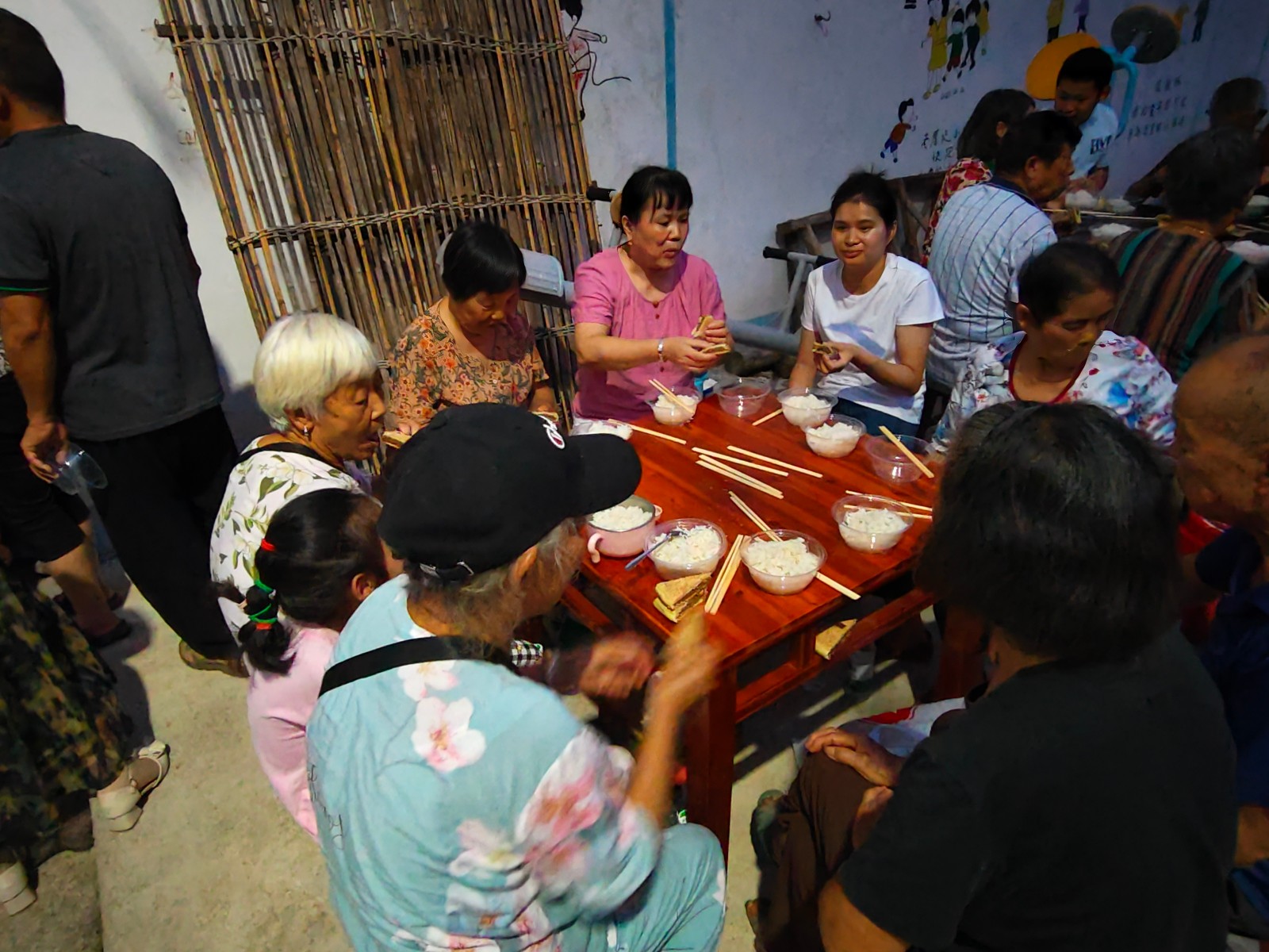 共享战利品，共话团圆情——铜湾镇兴隆街社区举办别样中秋宴