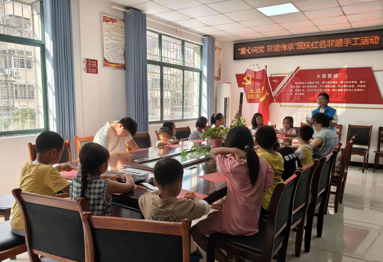 指尖传承红色基因，童心剪纸献礼祖国 ——中方镇民政社工站开展国庆非遗剪纸活动