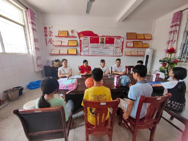 中方县桐木镇人大代表携手“爱心妈妈”开展走访慰问活动