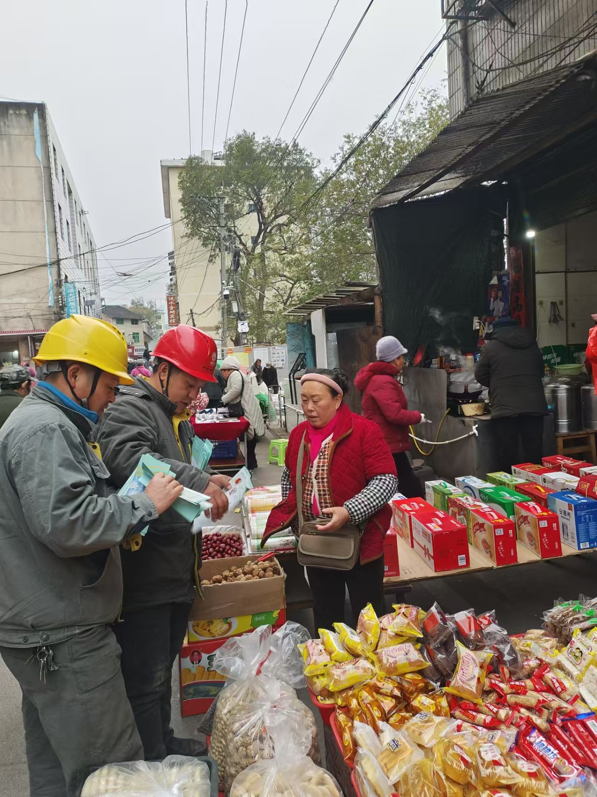 国网中方县供电公司：赶集日流动宣传 秋冬安全用电知识送下乡