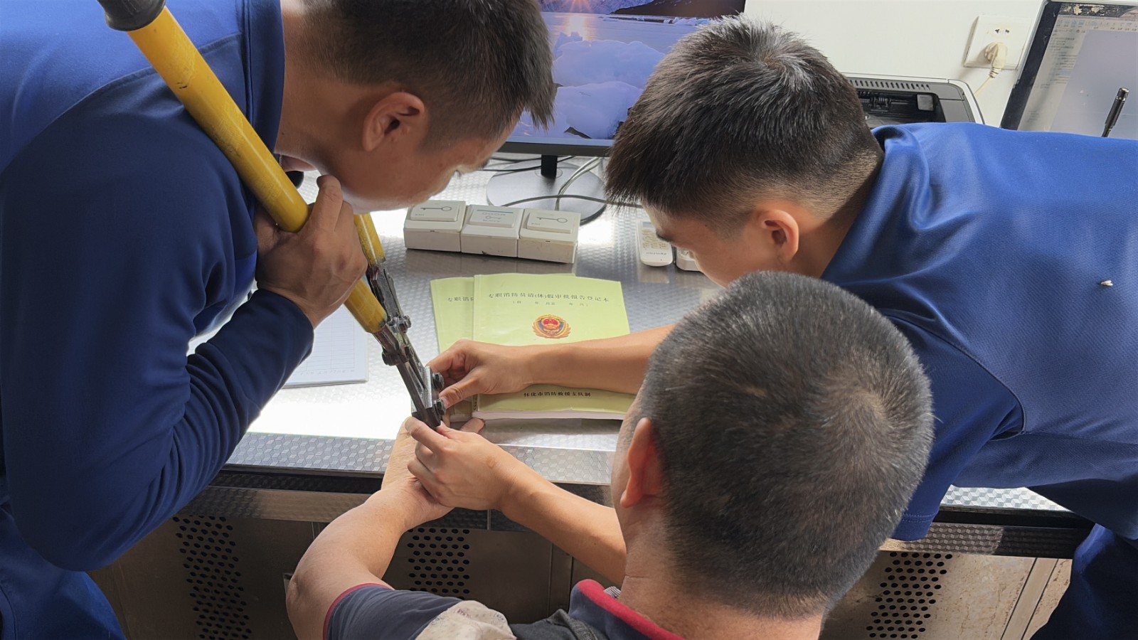 中方县消防救援大队：男子意外受伤遭戒指“咬手”，消防员暖心救援显担当