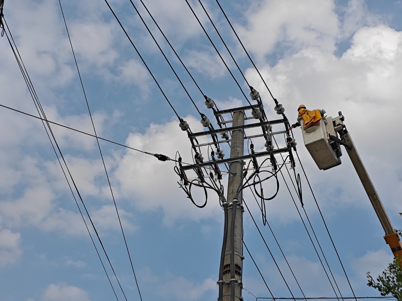 国网中方县供电公司：带电作业提质效 秋检护航冬峰保民生