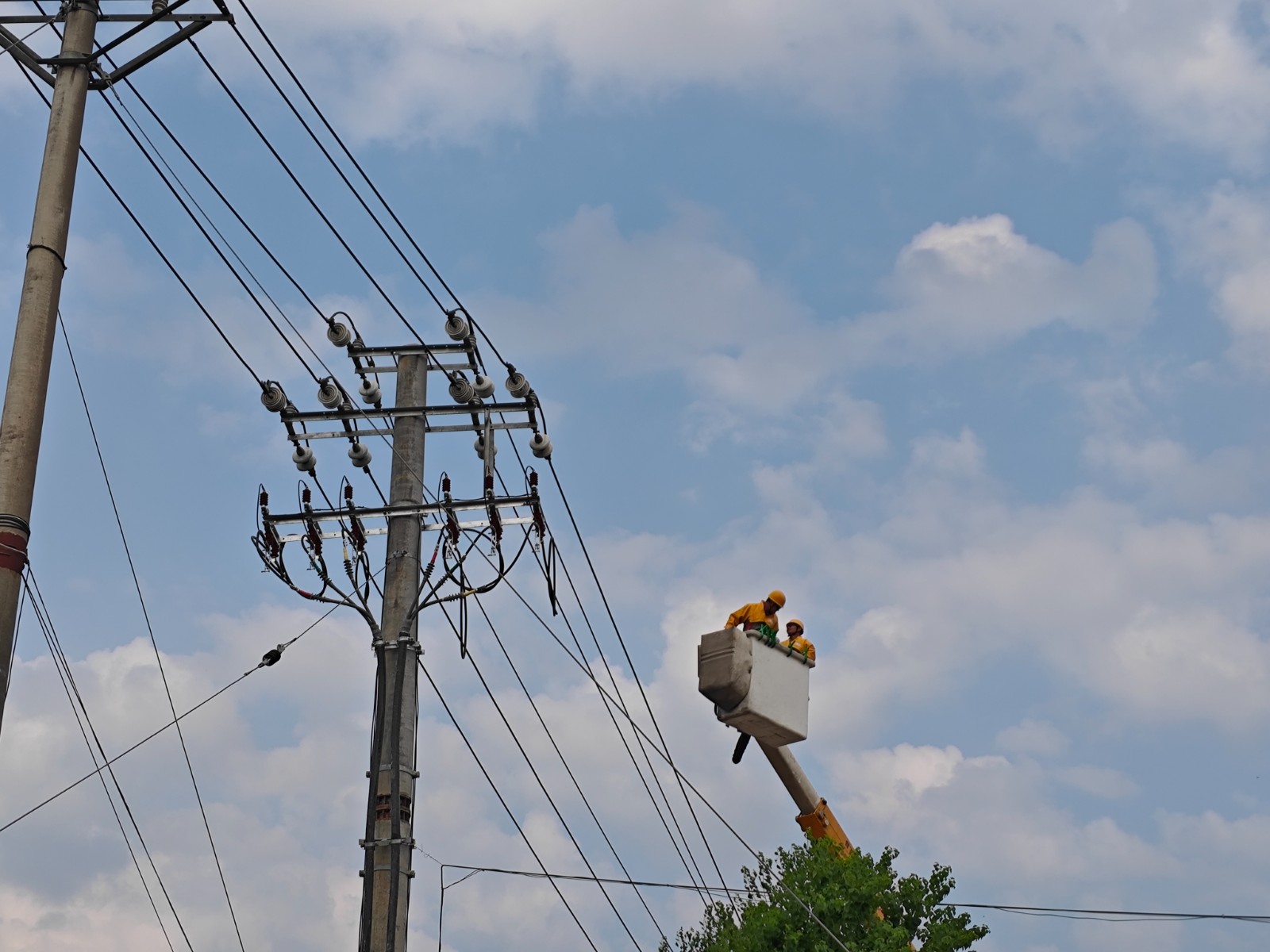 国网中方县供电公司：带电作业保畅通 护航供电“零感知”