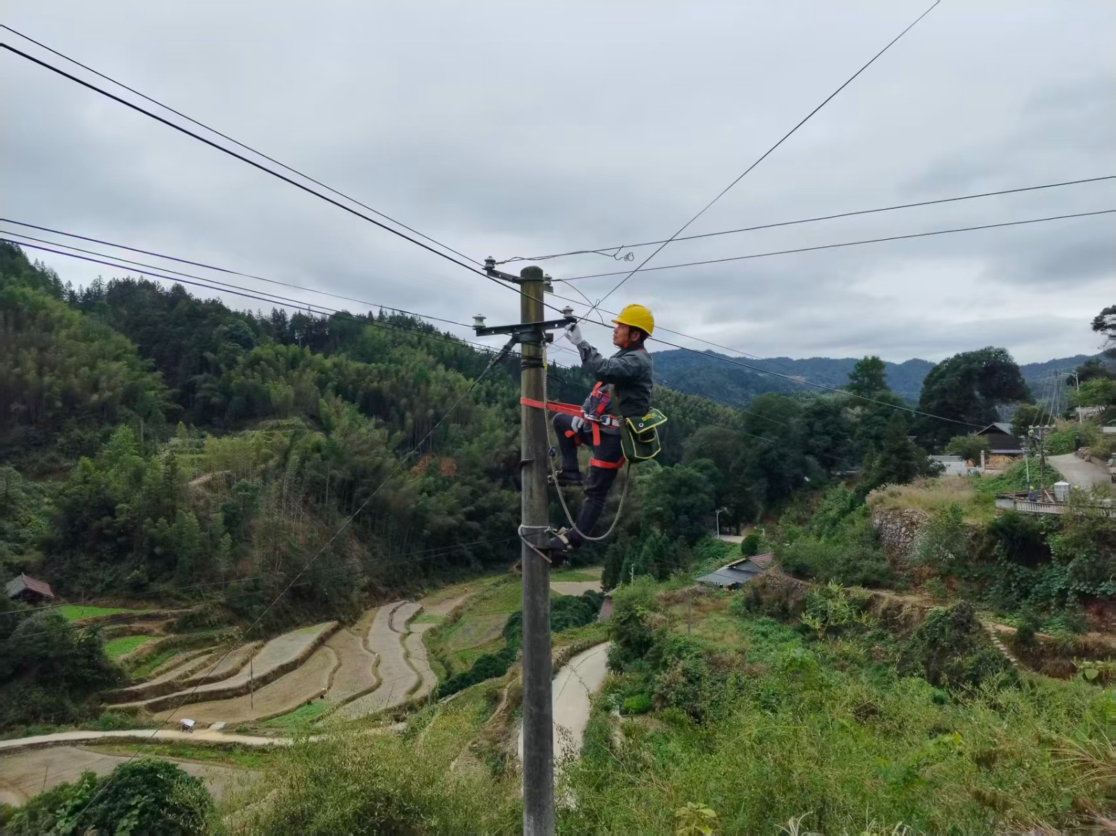 ​国网中方县供电公司：改造台区线路设施 助力乡村用电升级