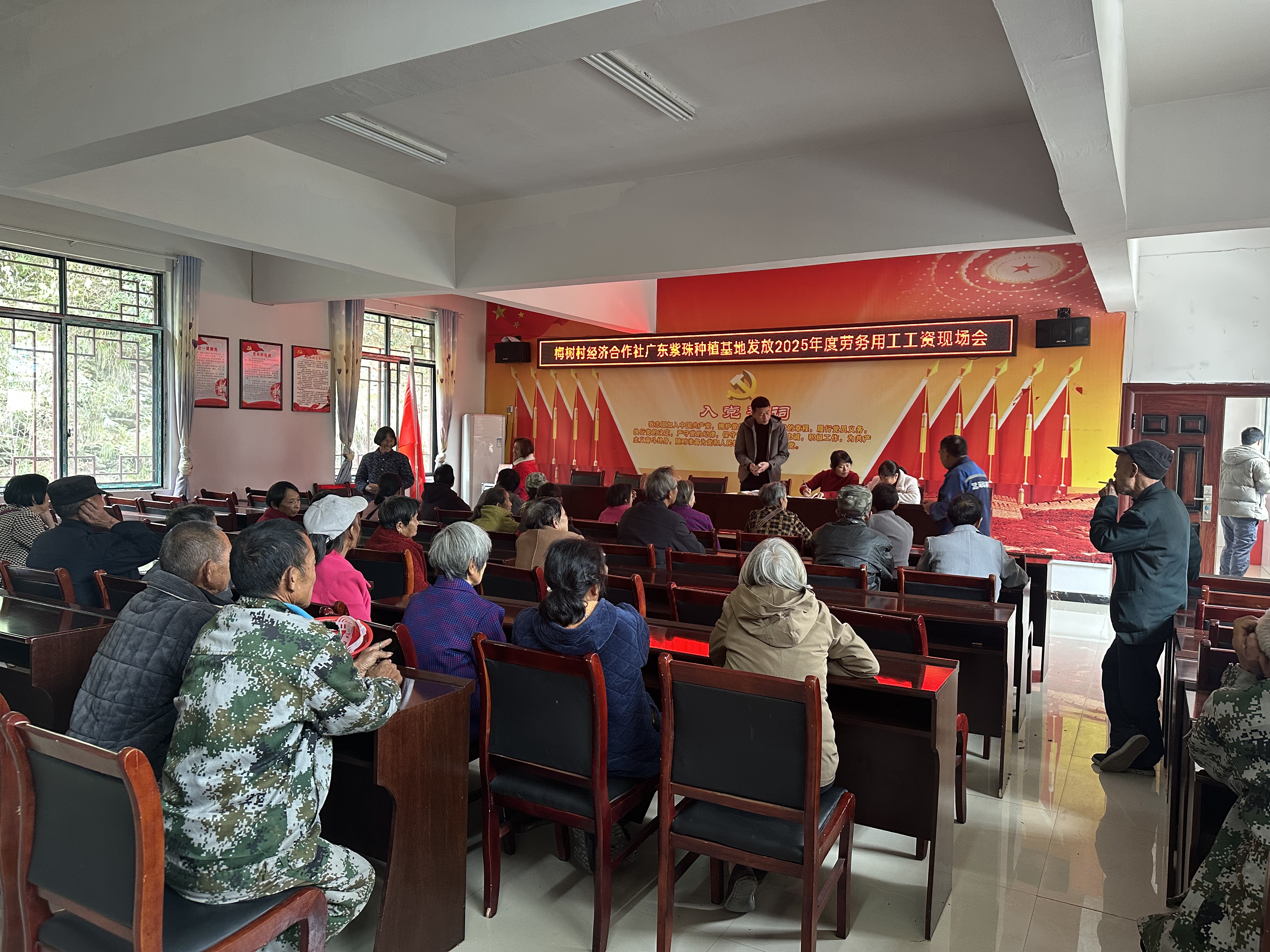 中方县铜湾镇梅树村：紫珠园搭“暖心岗”  村民拓宽“增收路”