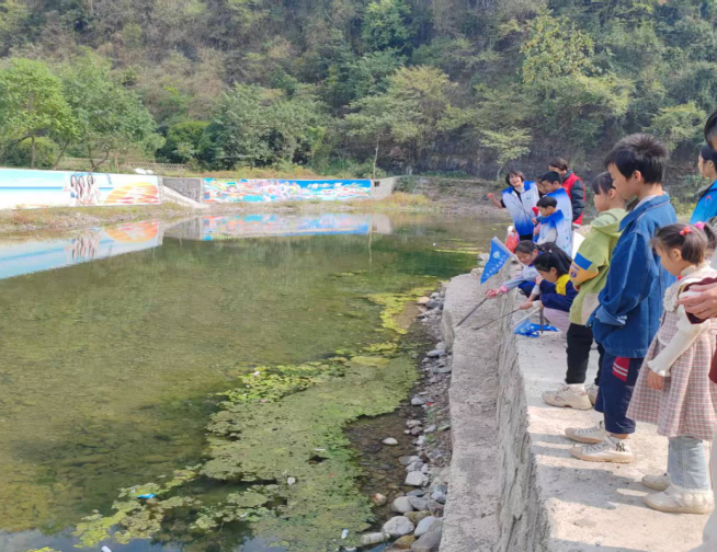 中方“河小青”：跟着“河长”去巡河