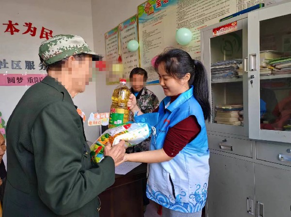 中方县桐木镇民政社工站：开展“情暖金秋，圆梦重阳”老年关爱活动