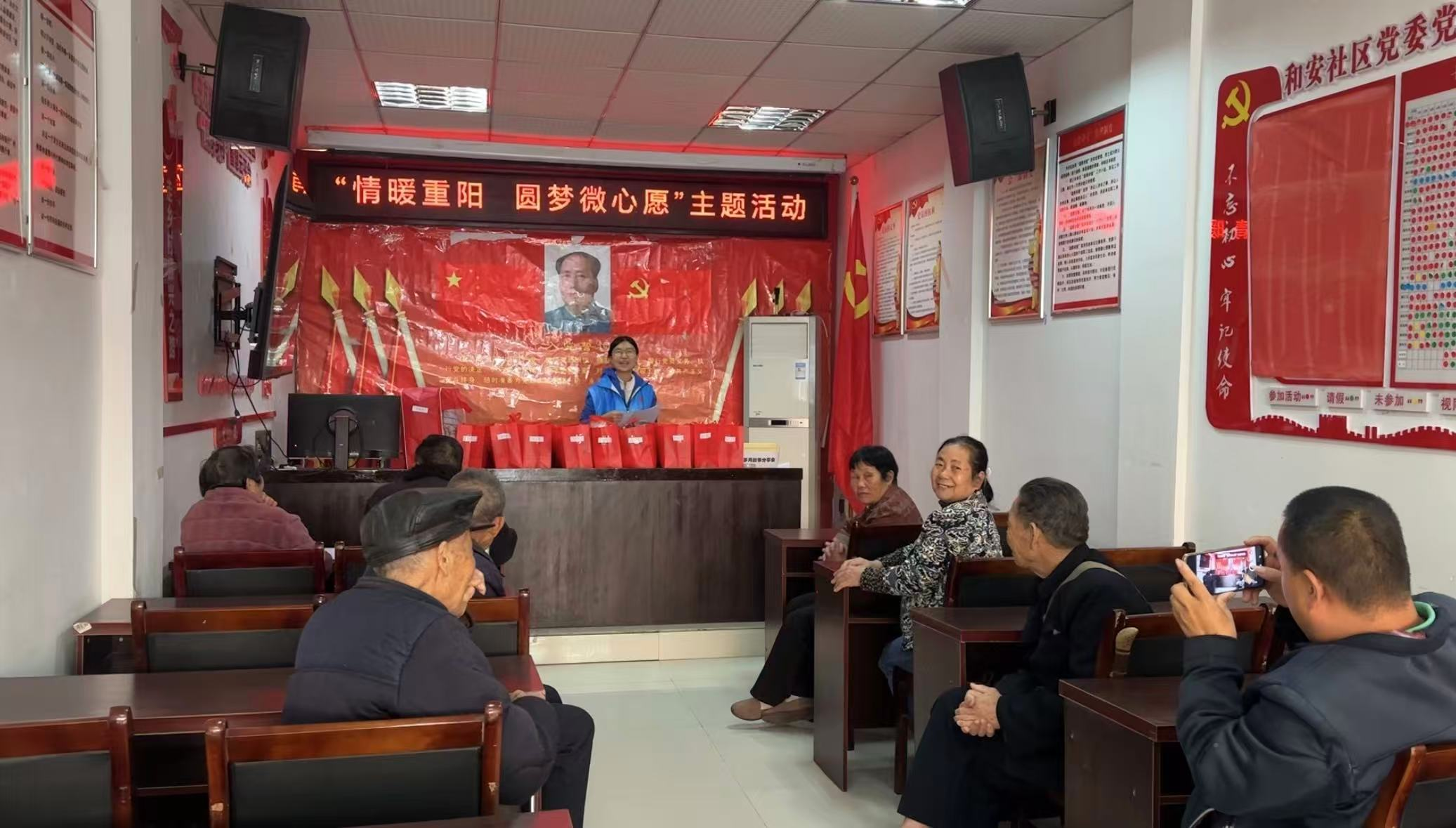 中方县中方镇民政社工站开展重阳节暨“微心愿”物品发放活动