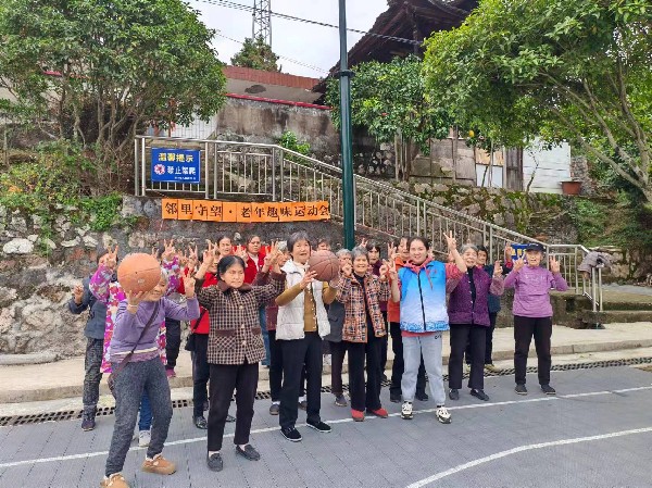 中方县桐木镇民政社工站开展“邻里守望·老年趣味运动会”