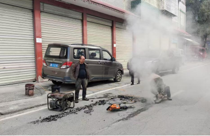 中方县接龙镇：路面修复解决“行路坎”  群众出行更安心