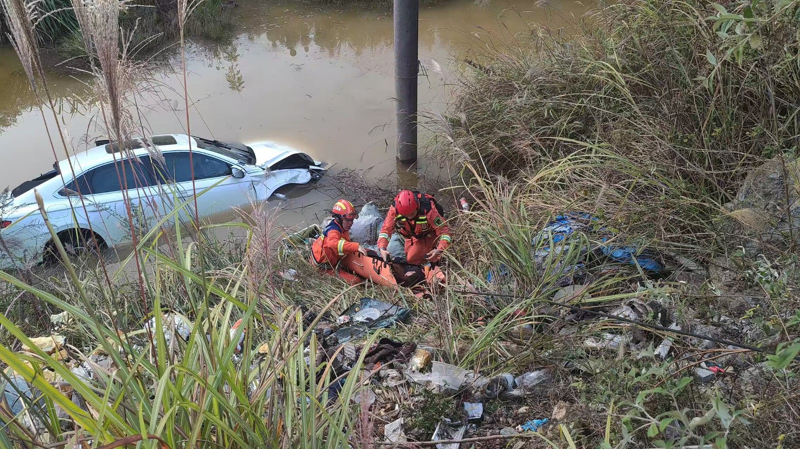 半截车身没入水中，两名女子被困岸边！中方县消防救援大队紧急救援
