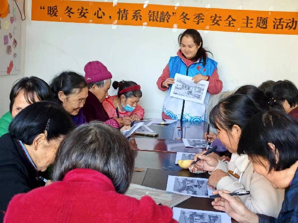 中方县桐木镇民政社工站：开展“暖冬安心，情系银龄”冬季安全主题活动