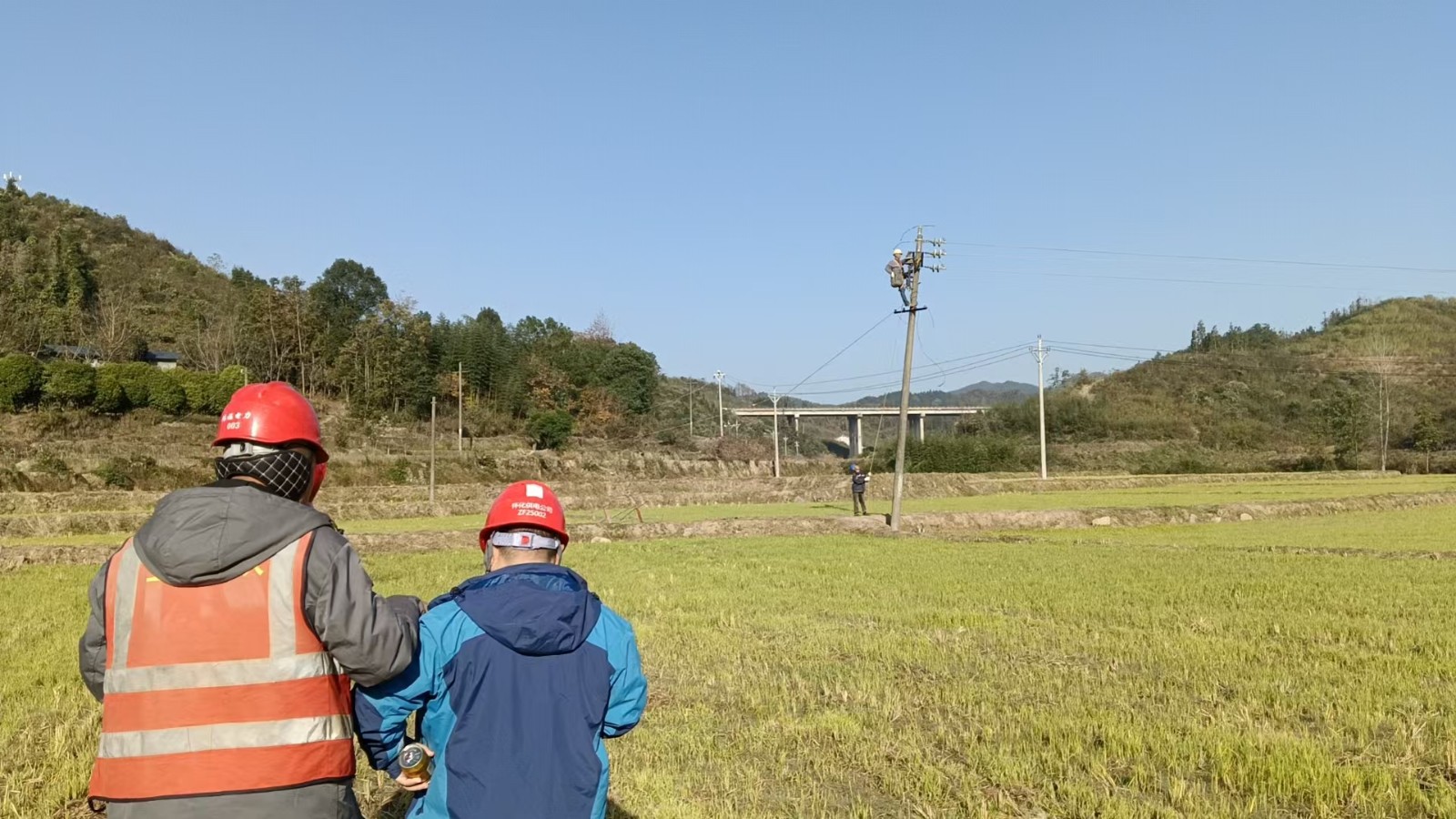 国网中方县供电公司：晴好天升级铁坡活水线 赋能乡村暖冬用电