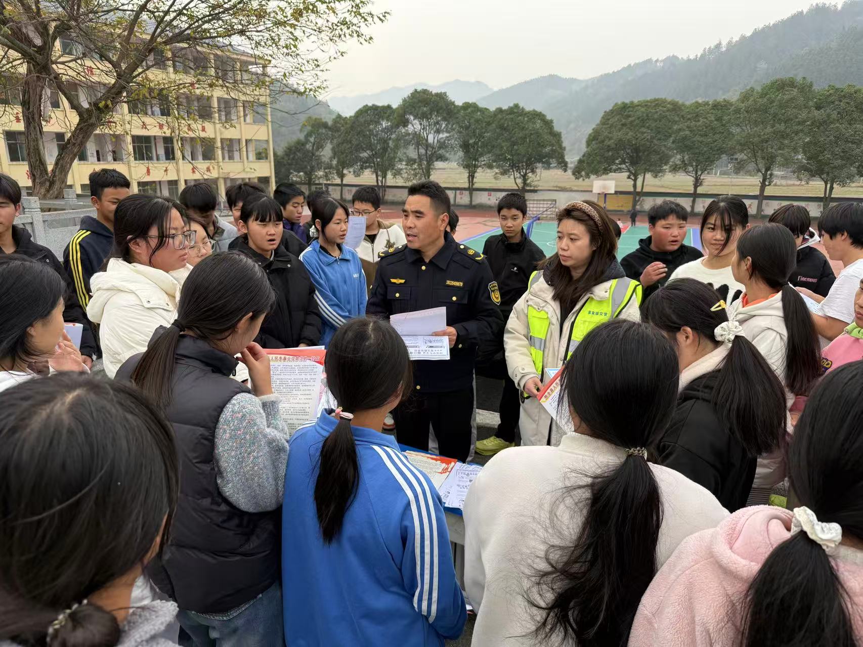 中方县袁家镇开展“全国交通安全日”进校园活动 护航平安成长路