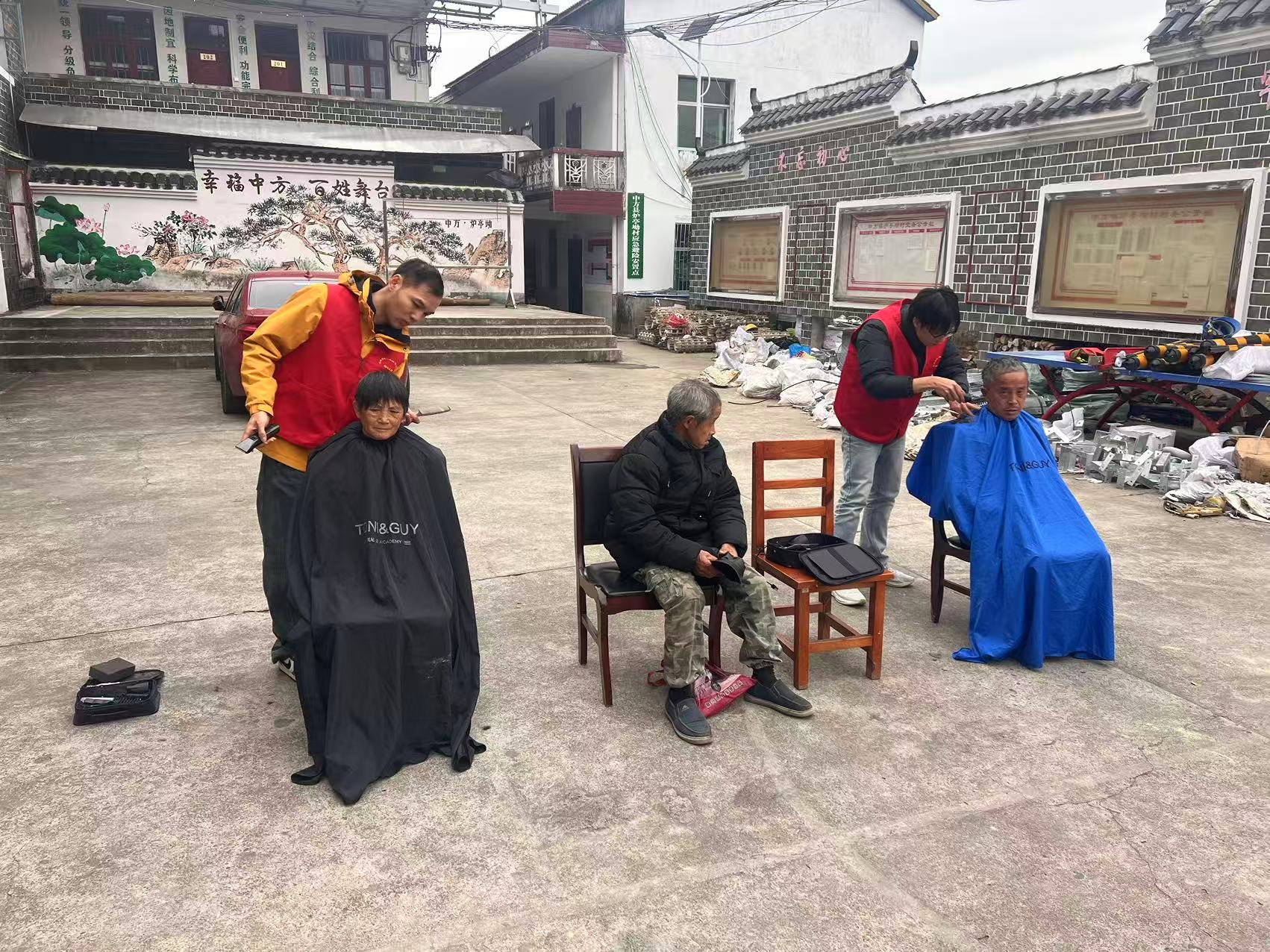 中方县中方镇：“小剪刀”理出“大爱心”