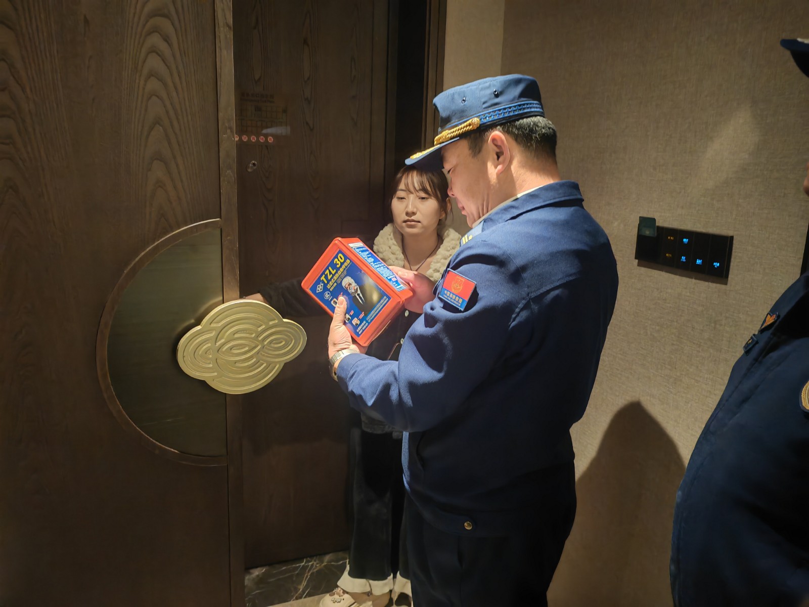 中方县消防救援大队深入辖区开展元旦节前消防安全夜查