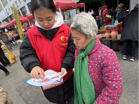 中方县在集市开展烟花爆竹禁燃限放宣传活动