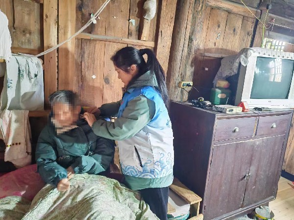 中方县桐木镇民政社工站：开展“冬日暖阳，送暖到家”关怀行动