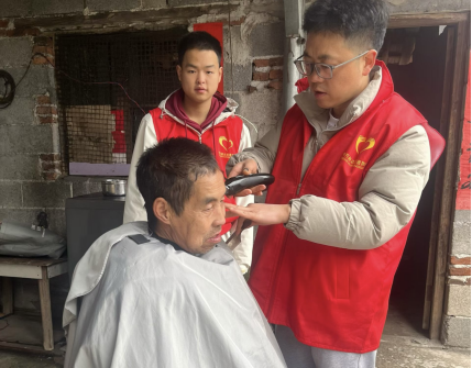 中方县中方镇民政社工站开展“青老同心·暖冬行动”独居老人帮扶活动