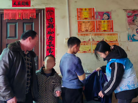 中方县铜湾镇民政社工站开展困境儿童关爱活动