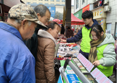 中方县返乡大学生“摆摊”话禁毒 集市宣传筑防线