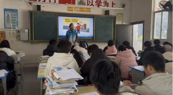 中方县袁家镇民政社工站开展“暖冬同行，情暖教室”活动