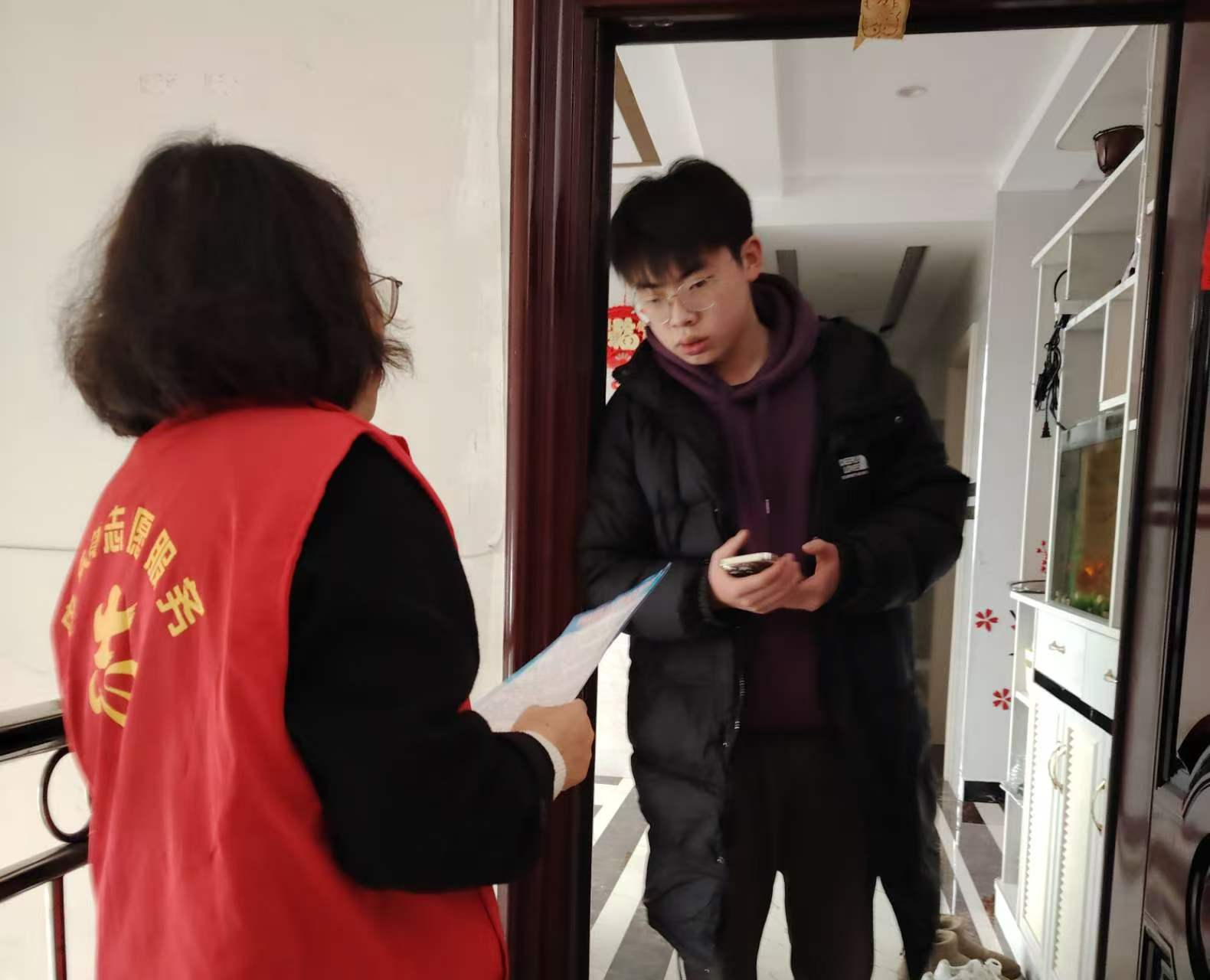 中方县中方镇开展春节前禁止燃放烟花爆竹管控及消防安全宣传“敲门行动”