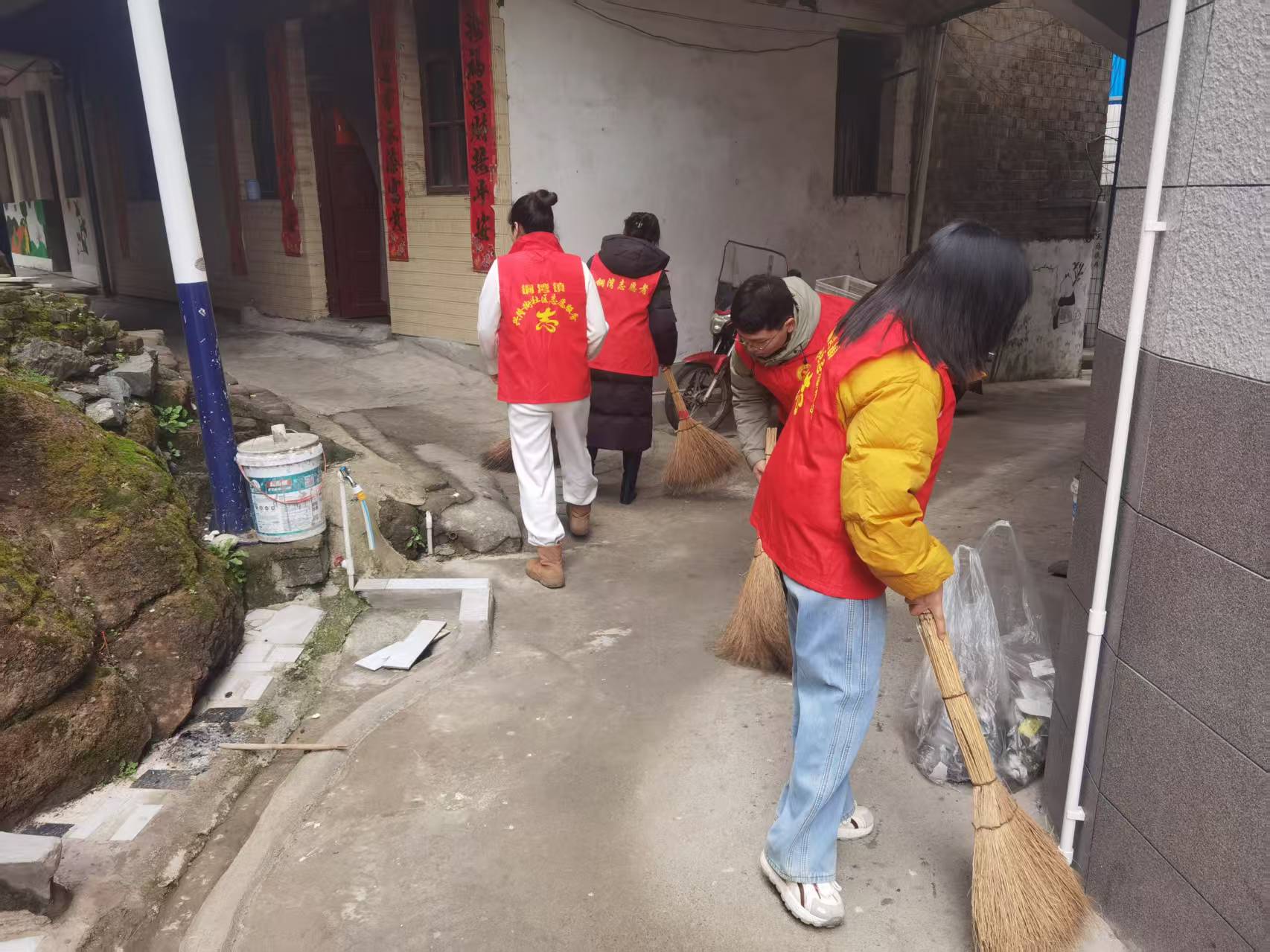 中方县铜湾镇：干群同心齐动手铜湾镇焕新颜迎新春