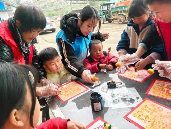 中方县铜湾镇民政社工站开展“福迎新春，拓印暖心”志愿活动