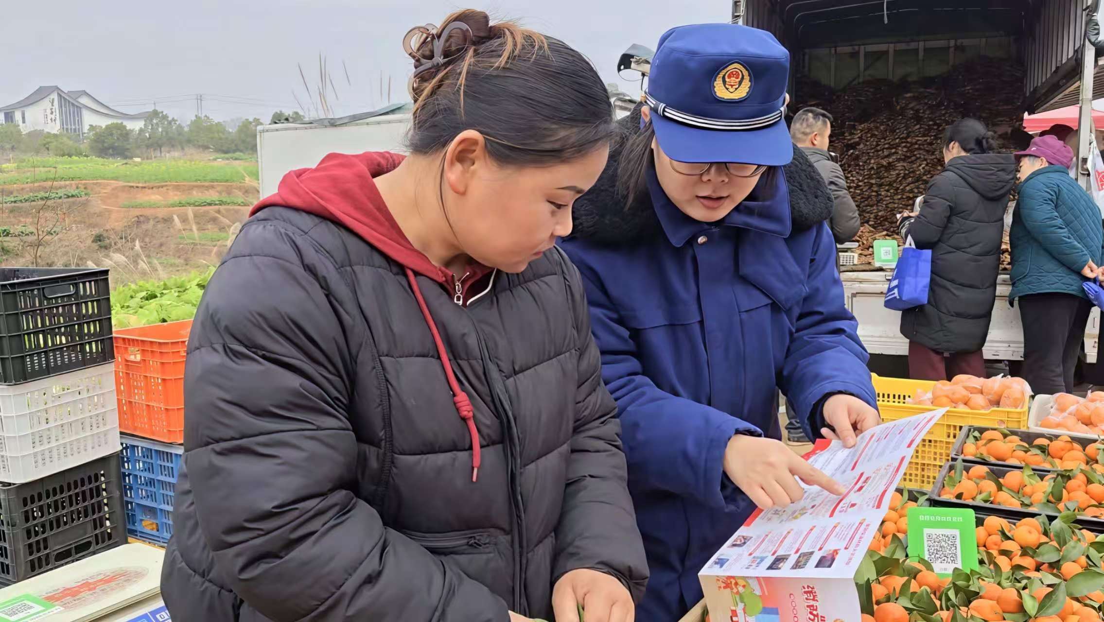中方县消防救援大队借助“赶集日”开展消防安全宣传