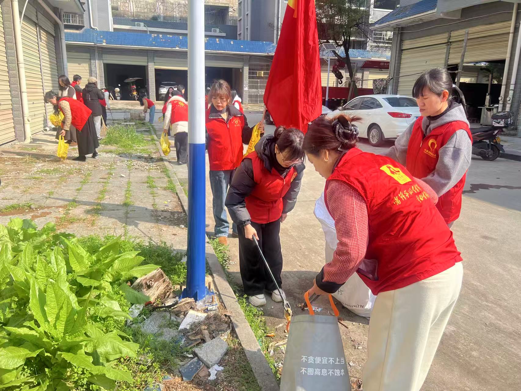 三月春风暖人心 雷锋精神践于行——中方县中方镇芙蓉社区联合中方县志愿者协会开展无物业小区环境卫生整治志愿服务活动